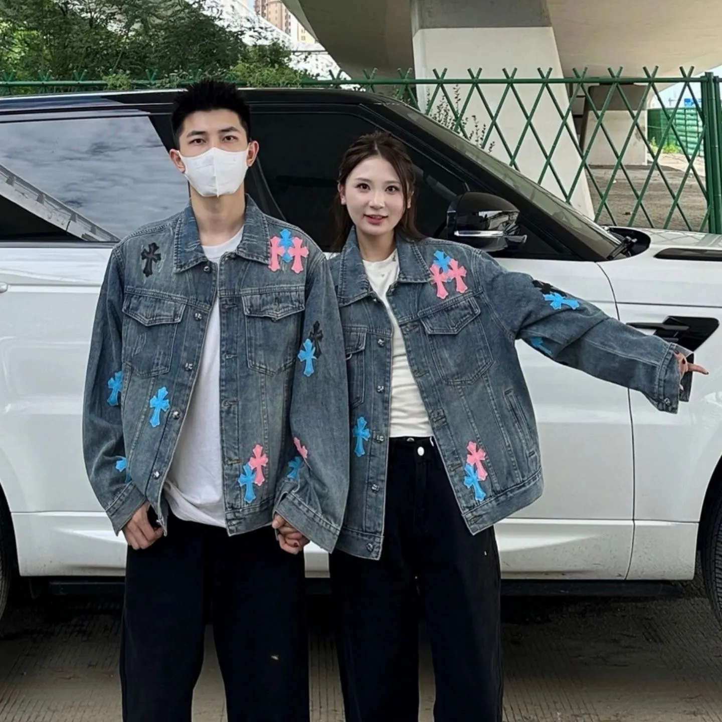 P270 💰 Chrome Hearts Chrome Hearts leather cross patch color leather embroidered shirt denim jacket OS version can be worn by both men and women! The fabric is made of twill gauze cotton fabric! The texture is clear and smooth, not easy to wrinkle or fade! The embroidery process is complex and repetitive. There are more than 20 leather labels. It takes 6 repeated embroidery steps to complete the back body. The requirements for the embroidery machine are very strict, and the distance is 45 cm! It won’t work if the spacing is too big, and it won’t work if it’s too small! We make clothes with care, and every detail must be restored one to one! The hardware is all carved and cast, and they are all genuine from the original factory! This piece of clothing consumes a lot of material, with more than 3 meters of material used for one piece of clothing! After the garment is made, it needs to be fixed at high temperature, washed at a water temperature of more than 70 degrees, and softened by adding softener to make the upper body softer and smoother! There is a flap on the sleeve that can be stored into short sleeves! Adapt it to that understanding Color: Blue Size: S-M-L-XL